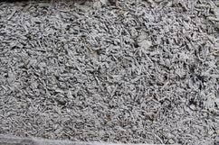 Арболитовый блок сфотографирован очень близко. Показываем щепу